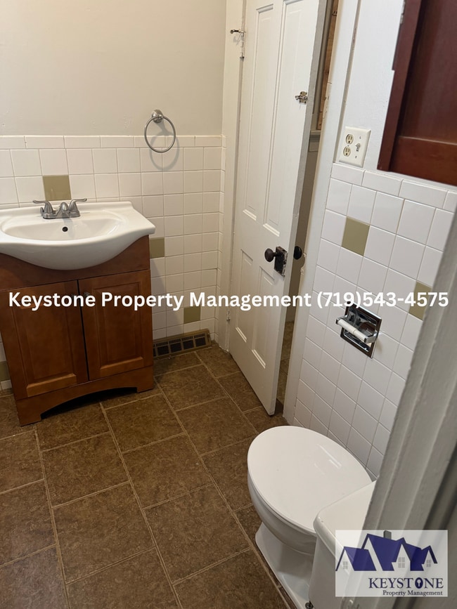 Building Photo - New Kitchen Appliances! South-side Home 1 Bedroom/1 Bath House $1050/$1050