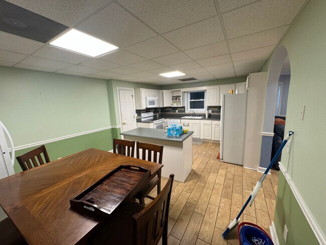 Building Photo - 691 Bear Creek Rd