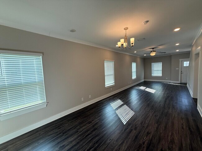 Building Photo - 202 Date Palm Ln