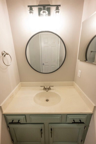 Main Bath Vanity - 8892 Eagleview Dr