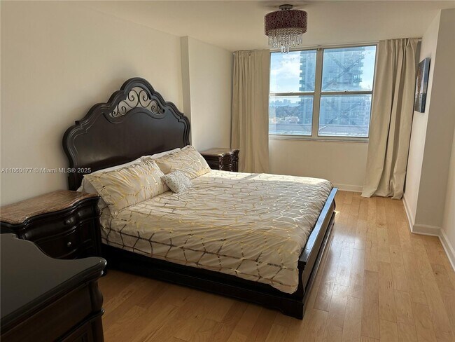 Building Photo - 6039 Collins Ave