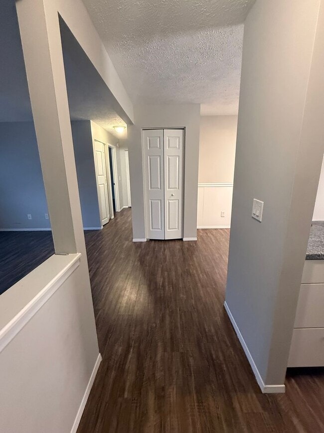 Building Photo - Spacious Dream Apartment — Right Where You Want to Be!