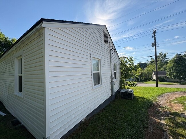 Building Photo - 1307 E Moody Ave