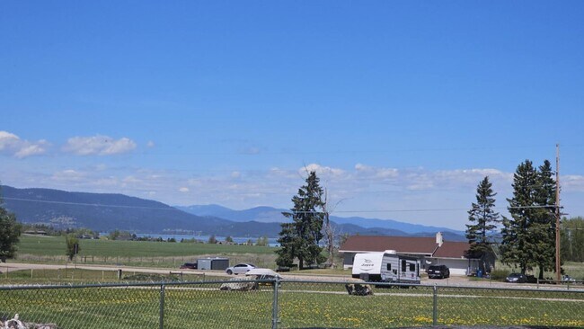 Building Photo - Losleben- House with large yard fully furnished Available Nov 1st - May 31st