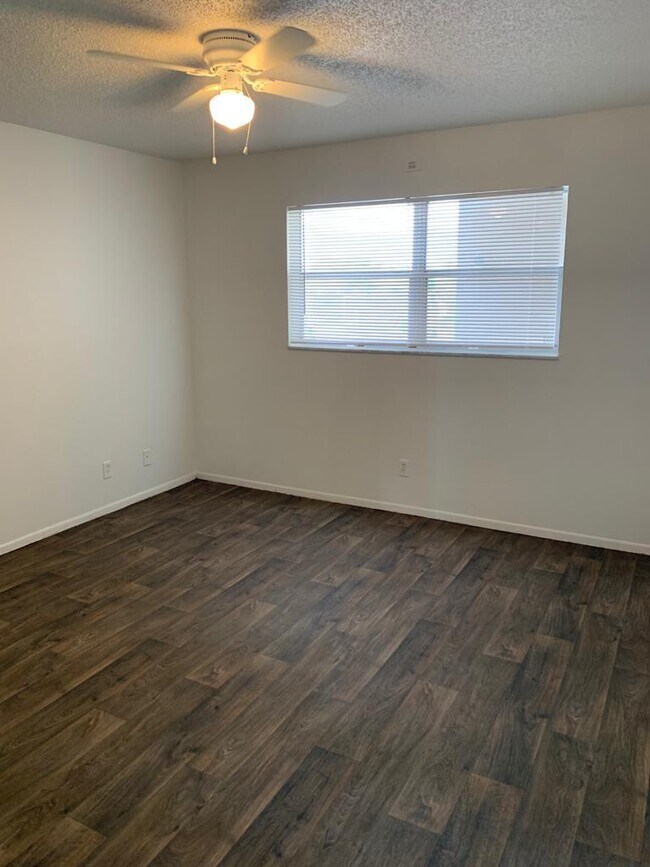 Building Photo - 7960 N Colony Cir