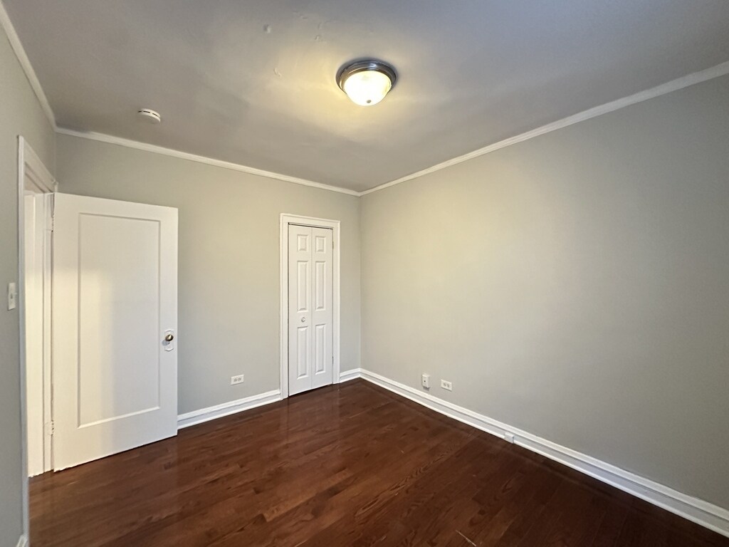 Building Photo - 547 W Surf St