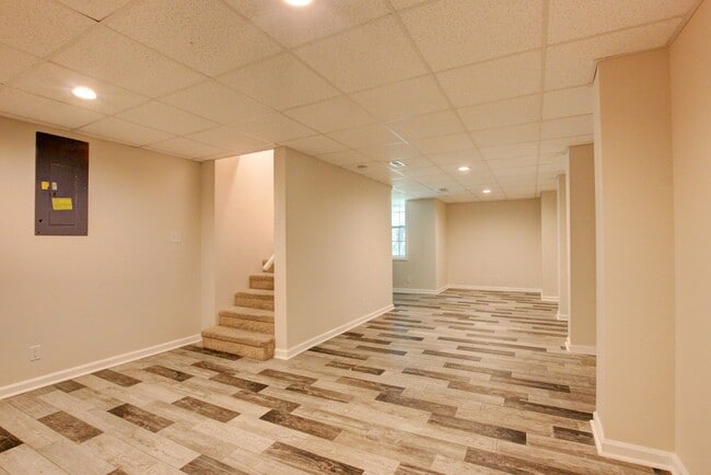 Building Photo - 3 bed 2 bath w sweet basement.  Go