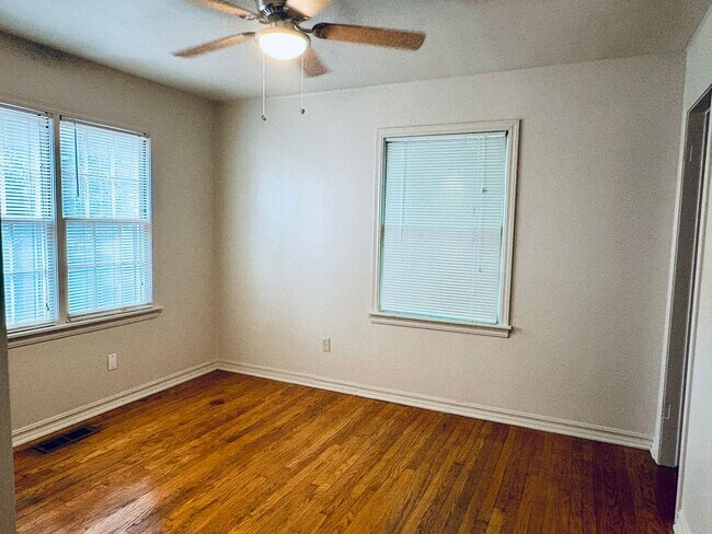 Building Photo - Central OKC Vintage Charm