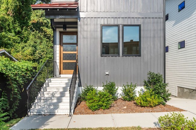 Building Photo - Modern 4-bedroom, 4-bathroom Custom Home D...