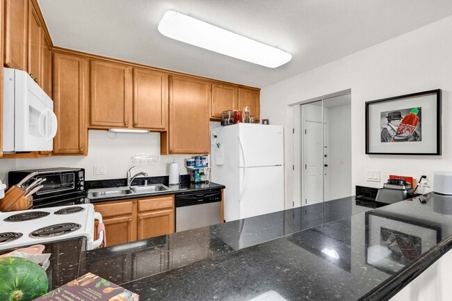 Building Photo - 3030 Suncrest Dr