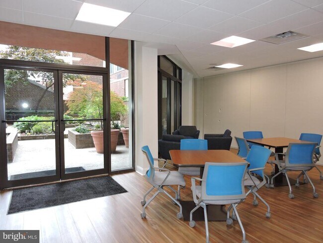 Building Photo - 1420 Locust St