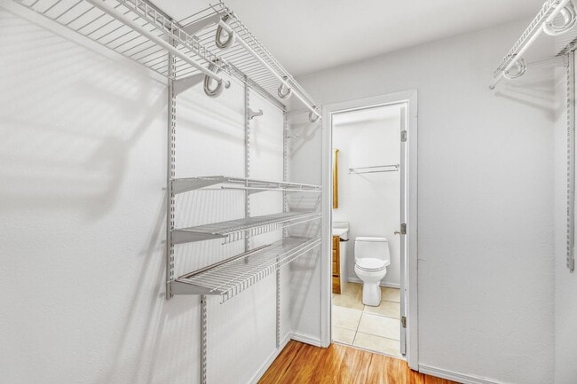 Building Photo - Top Floor 2bed/2bath in an Exclusive Community in the heart of Kirkland, WA!