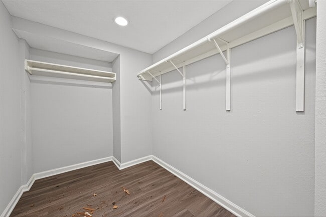 Building Photo - 1305 St Lawrence River Rd