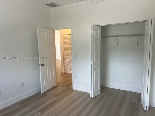 Building Photo - 372 NE 26th Pl