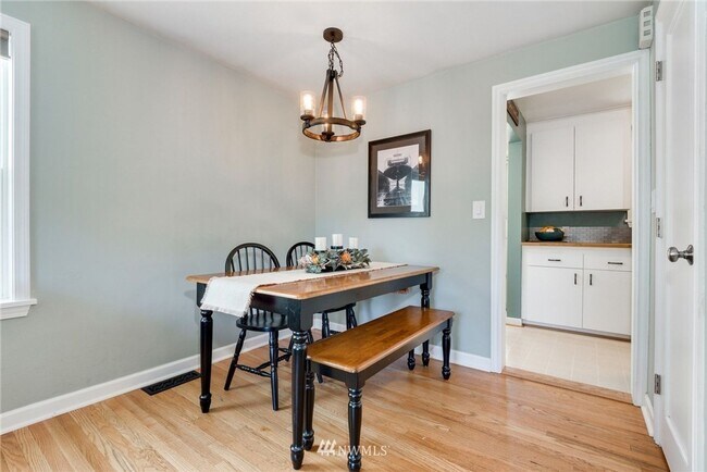 Building Photo - Beautiful Craftsman House with Large Yard and Detached Garage!