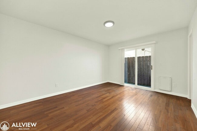 Building Photo - Golden Hill Gem: 2BR/1BA with Fireplace & ...