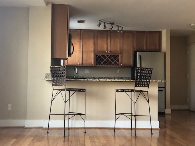 Bar & Breakfast Area, Furniture Incl. - 4840 MacArthur Blvd NW