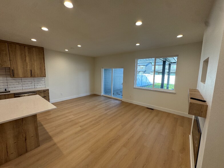 Building Photo - 3913 E 27th Ave