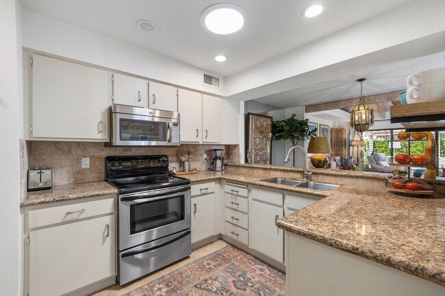 Building Photo - 303 Forest Hills Dr