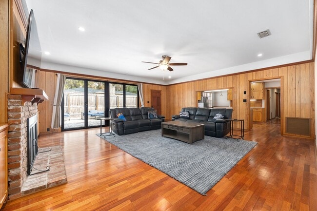 Building Photo - 2222 W University Ave