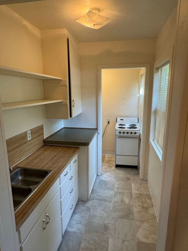 Building Photo - Studio in Eugene