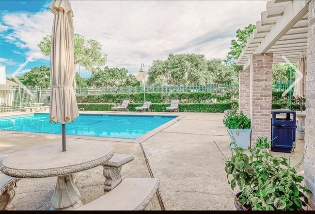 Primary Photo - 13030 Leader St