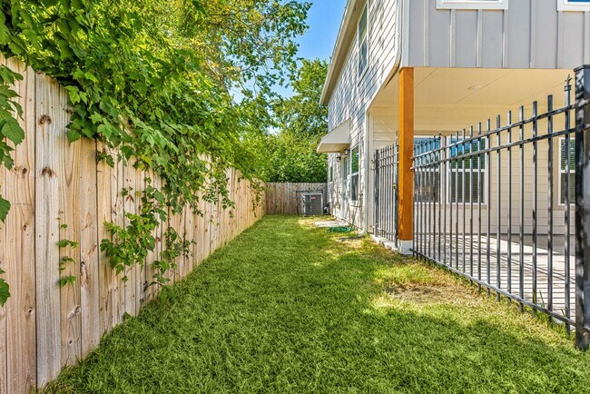 Building Photo - 8357 Tate St