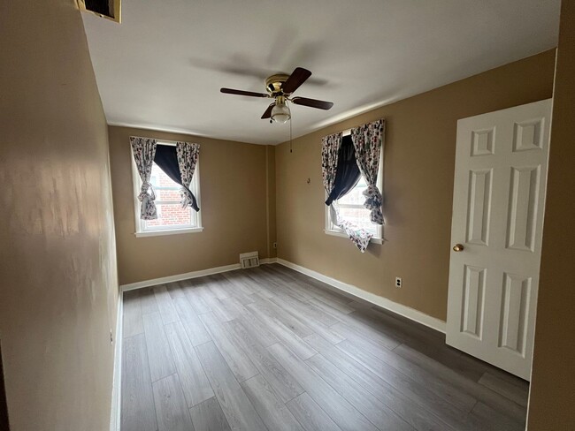 Building Photo - 3 bed room 1.5 bath