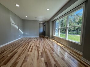 Building Photo - Stunning 5 Bedroom 2 Bathroom Home + Den i...