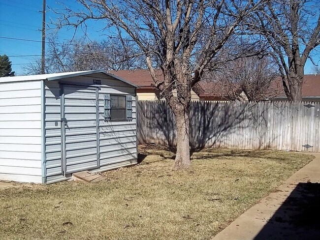 Building Photo - 2606 Douglas Dr