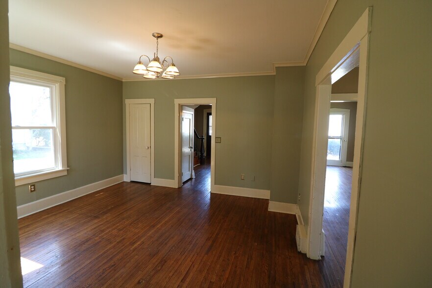 Building Photo - 1319 E 12th St