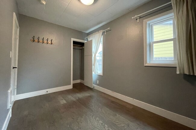 Building Photo - Cute Portsmouth Home with Sunroom, Fenced ...