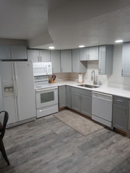 Kitchen - 8909 Saddleback Rd