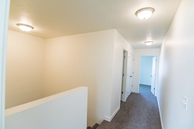 Building Photo - THE LOCHS! Gorgeous Townhome