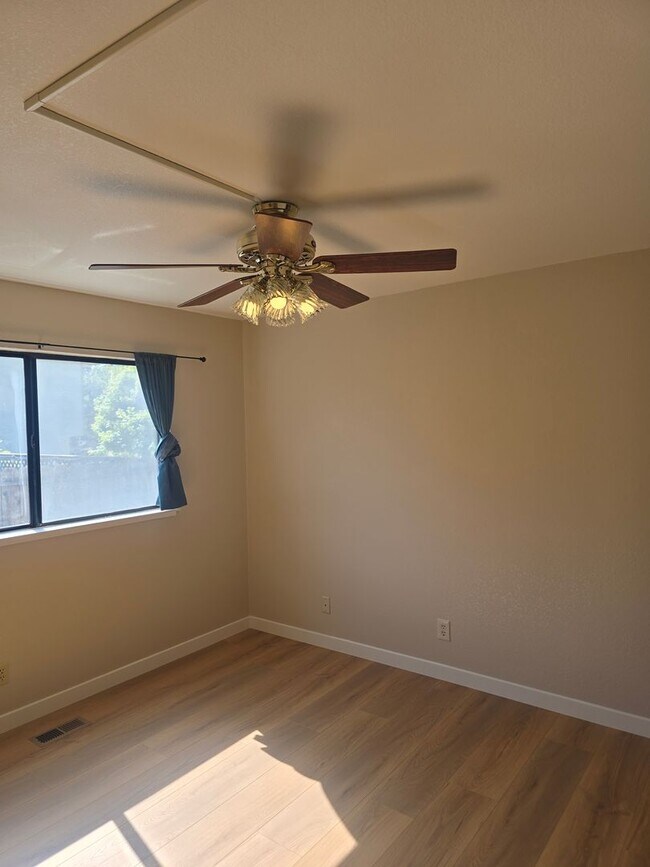 Building Photo - Single Family Home!