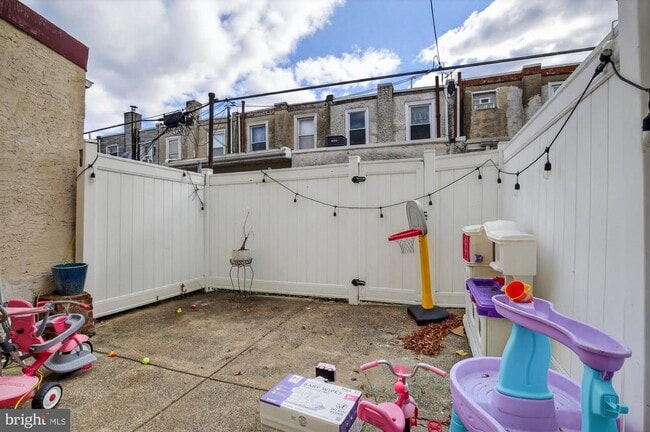 Building Photo - 818 Belgrade St