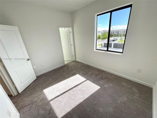 Building Photo - 20671 NE 7th Pl