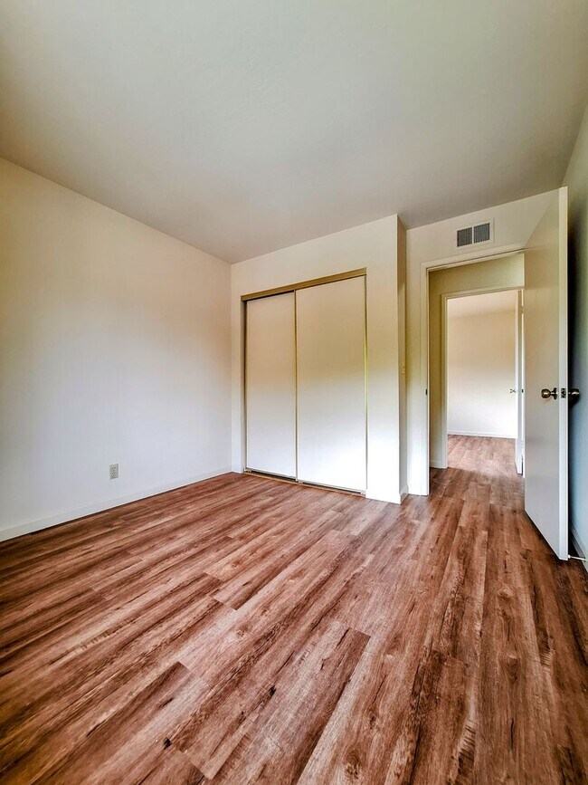 Building Photo - Spacious 4bd Tri-Level Home w/Central Heat...