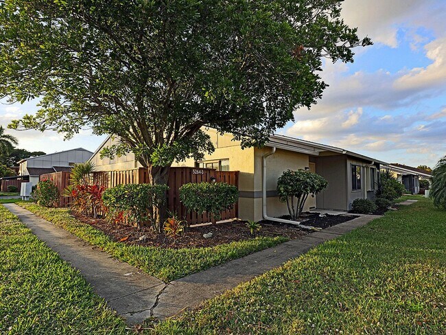 Building Photo - 5264 Cedarbend Dr