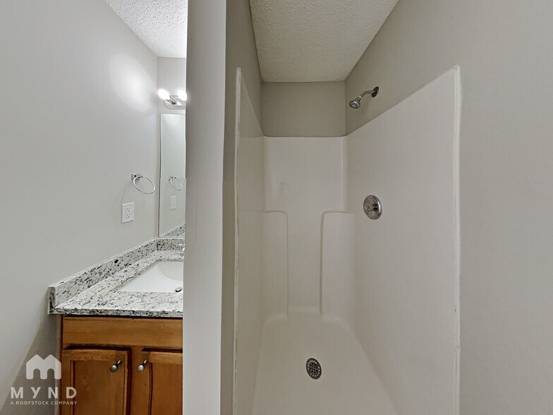 Building Photo - 6332 Hickory Ln Cir