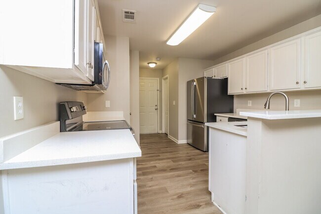 Building Photo - 5701 Castlebrook Dr