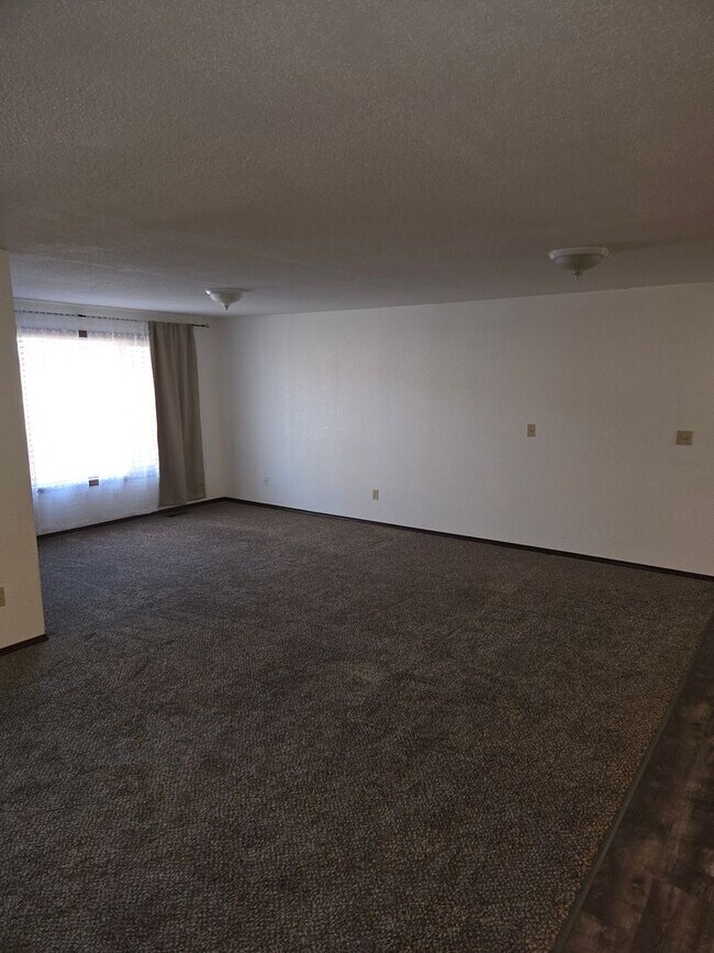 Building Photo - Beautiful Hermiston Home offers a perfect balance of comfort and convenience