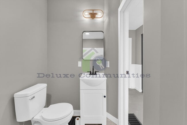 Building Photo - Rare 1-Bedroom Full Home – Big Kitchen, Ha...