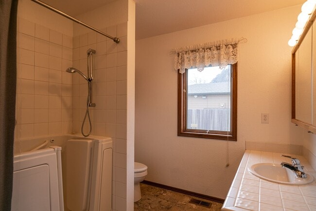 Building Photo - Single Floor Home! 3 bedroom, 3 bathrooms ...