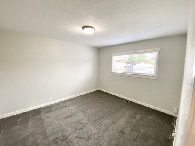 Building Photo - 1134 W 300 N St