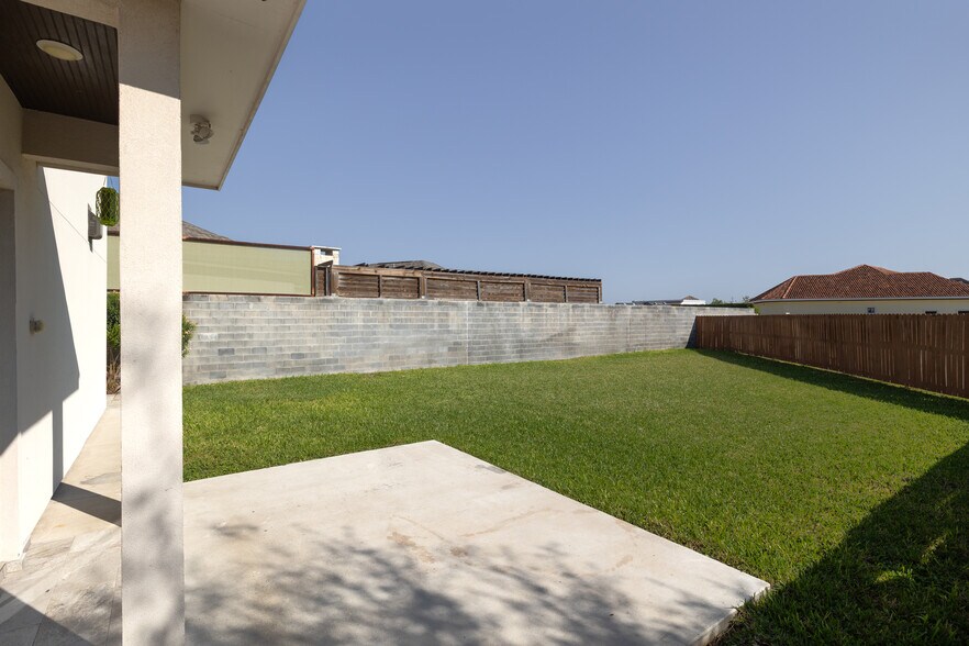 Building Photo - 1021 E La Cantera Ave