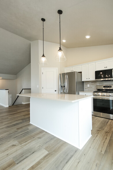 Kitchen bar - 5940 S Coneflower Ave