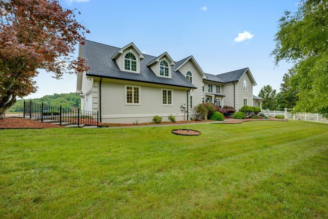Building Photo - Experience lakefront living at its finest in the heart of East TN