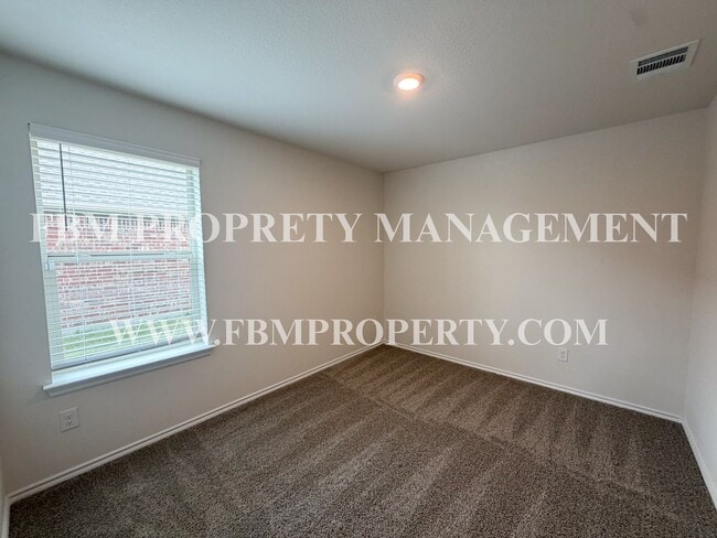 Building Photo - 329 Thoroughbred St