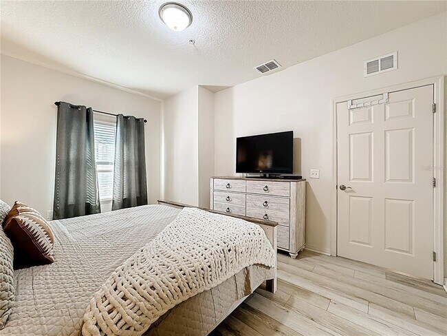 Building Photo - 8986 Shine Dr